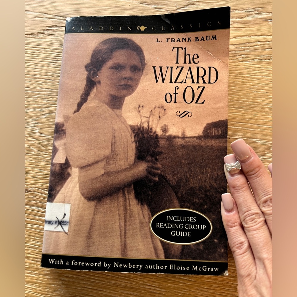 🌪️🌈 CLASSIC “THE WIZARD OF OZ” PAPERBACK BOOK🌈